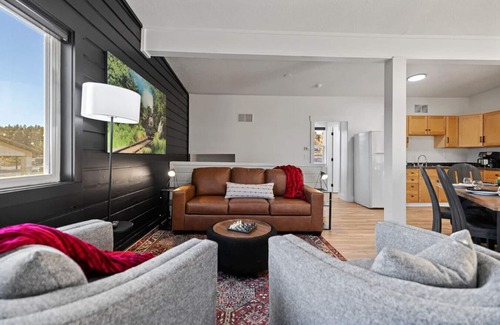 Custer House | Fireside Haven | Hot Tub + Downtown Walkable