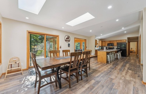 Spring Brook House | FIRST CLASS" BIG MOMMA"- 19 Person home with Arcade! Family fun!