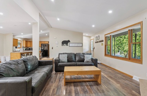 Spring Brook House | FIRST CLASS" BIG MOMMA"- 19 Person home with Arcade! Family fun!