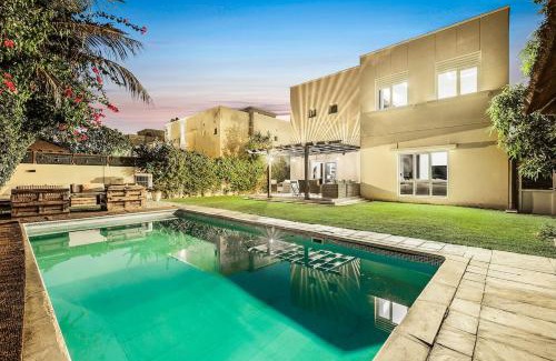 Dubai Apartment | FIRST CLASS Villa Quiet Class in the Meadows