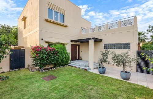 Dubai Apartment | FIRST CLASS Villa Quiet Class in the Meadows