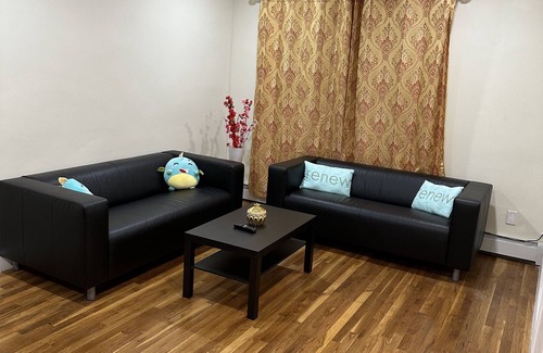 Queens Apartment | First floor cozy apartment(on second level), Great place for any family .