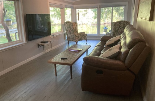 Dunnellon House | Fish or relax by the river inside or outside at pet-friendly Riverbend Fish Camp