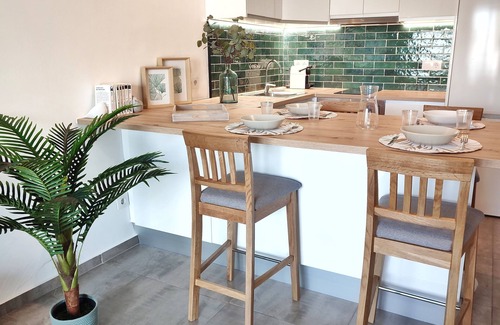 Empuriabrava Apartment | Fisherman's cottage with private Jacuzzi, paddle, scooters, plancha, pkg and WIFI