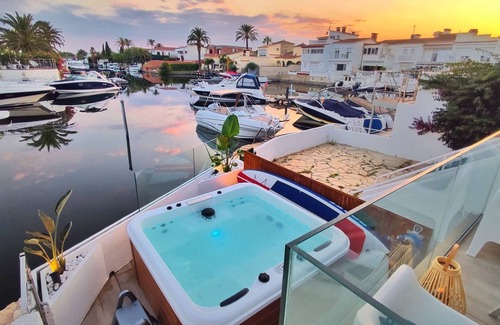 Empuriabrava Apartment | Fisherman's cottage with private Jacuzzi, paddle, scooters, plancha, pkg and WIFI