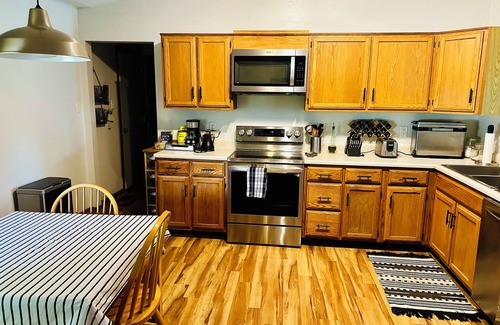 Fishers House | Fishers home/Pet Friendly/hot tub/golf/pickleball/fenced yard/concerts!