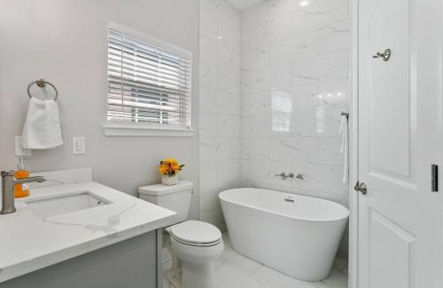 Tulane - Gravier House | FIVE Bathrooms with FIVE Bedrooms and Stylish