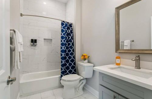 Tulane - Gravier House | FIVE Bathrooms with FIVE Bedrooms and Stylish