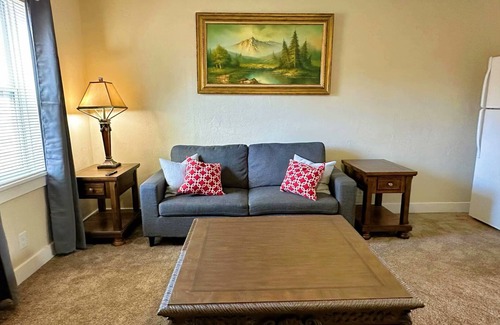 Hays House | Five-bedroom house with WiFi, AC in fabulous Hays