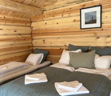 Skjaak House | Fjelleventyret gårdsovernatting