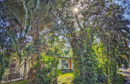 Edgewood House | Flamingo Place - One block to Lauderdale Marine Center - 3 bedroom - 2 bath - King bed