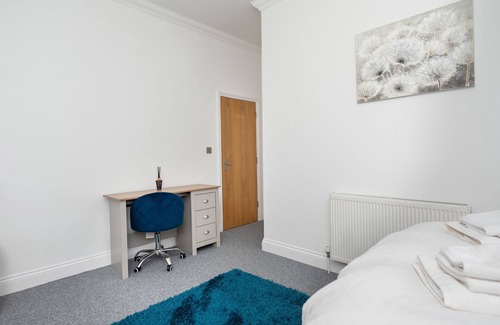 Southsea Apartment | Flat 1| 2 BR Flat, Southsea, Sleeps 4, w/Parking