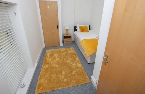 Southsea Apartment | Flat 1| 2 BR Flat, Southsea, Sleeps 4, w/Parking