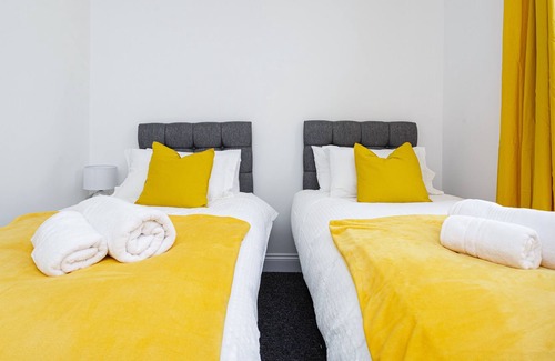 Southsea Apartment | Flat 2| 2 BR Flat, Southsea, Sleeps 5, w/Parking