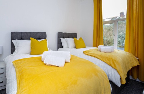 Southsea Apartment | Flat 2| 2 BR Flat, Southsea, Sleeps 5, w/Parking