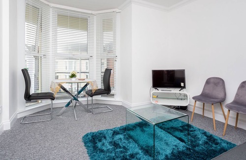 Southsea Apartment | Flat 3| Luxury 1 BR Flat| Southsea w/Free Parking