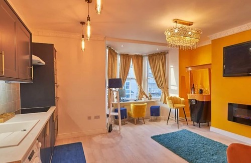 Kemptown Apartment | Flat in Kemptown. Road opposite to beach