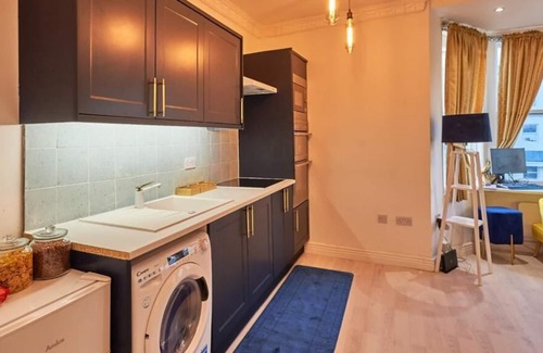 Kemptown Apartment | Flat in Kemptown. Road opposite to beach