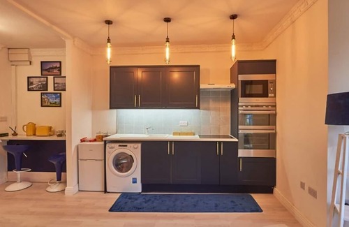 Kemptown Apartment | Flat in Kemptown. Road opposite to beach