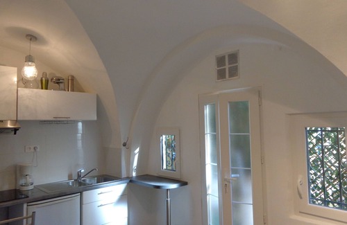 Old Town Apartment | Flat renovated, center, near flowermarket, calme, 60m beach, next to the Opera