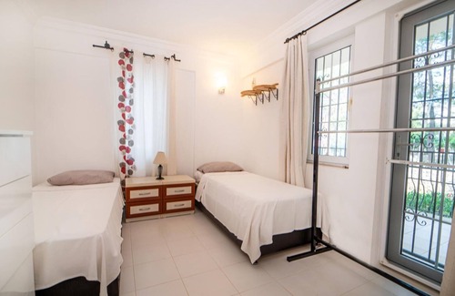 Hisaronu Apartment | Flat w Shared Pool and Balcony 10 min to Oludeniz