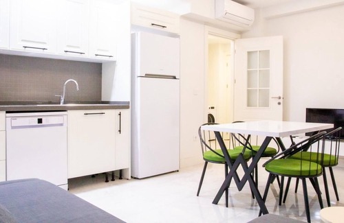 Milas Apartment | Flat w Spacious Garden 5 min to Beach in Milas