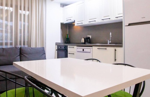 Milas Apartment | Flat w Spacious Garden 5 min to Beach in Milas