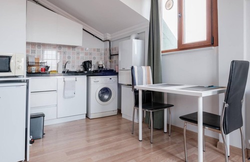 Avcilar Apartment | Flat w Terrace 4 min to Pelican Mall
