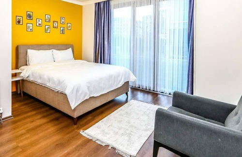 Sekerpinar Apartment | Flat with Balcony Close to SAW Airport and Viaport