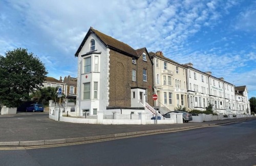 Margate Apartment | Flat with lovely view of sea. Parking space.