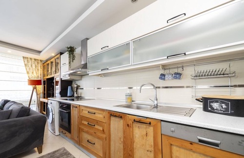 Konyaalti Apartment | Flat with Pool, Balcony 7 min to Konyaalti Beach