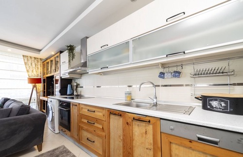 Konyaalti Apartment | Flat with Pool, Balcony 7 min to Konyaalti Beach