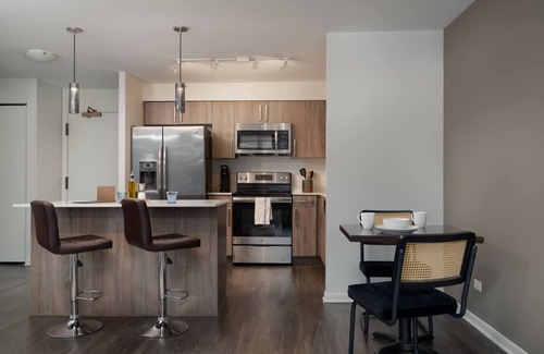 Near West Side Apartment | Flexhome Medical District 1BR with Parking, Pool, Gym, Amenities Galore (CHI30)