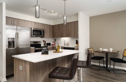Near West Side Apartment | Flexhome Medical District 1BR with Parking, Pool, Gym, Amenities Galore (CHI30)