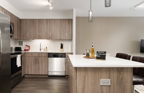 Near West Side Apartment | Flexhome Medical District 1BR with Parking, Pool, Gym, Amenities Galore (CHI30)