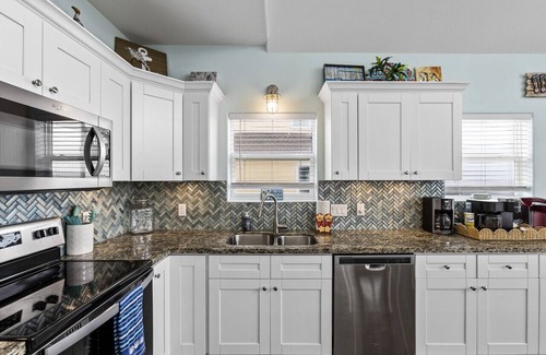 Port Bolivar House | Flip Flop · Large 5bd ~ Hot Tub w Ocean View, Firepit & Gameroom