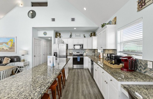 Port Bolivar House | Flip Flop · Large 5bd ~ Hot Tub w Ocean View, Firepit & Gameroom