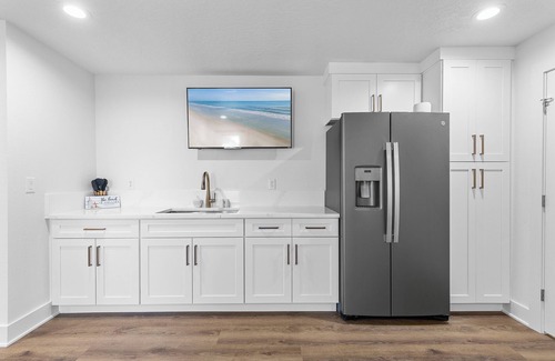 New Smyrna Beach House | 🌊 Flip Flop North Studio | Dog Friendly, 400 Ft to Beach + King Bed