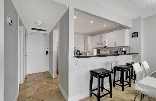 Hollywood South Central Beach Apartment | Flip Flop Paradise in Hollywood Florida