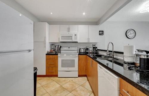 Hollywood South Central Beach Apartment | Flip Flop Paradise in Hollywood Florida