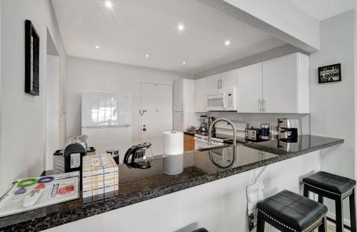 Hollywood South Central Beach Apartment | Flip Flop Paradise in Hollywood Florida