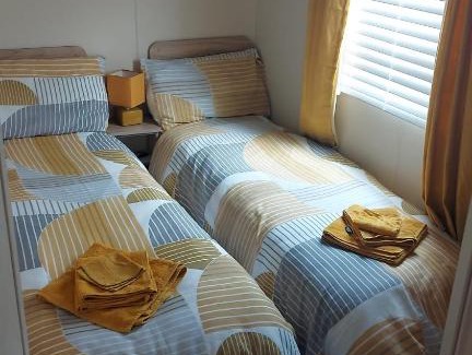 Ingoldmells Apartment | FLIP FLOPS SUN SEA AND SAND HOLIDAYS FREE ENTERTAINMENT, WIFI, SPORTS BAR, FAMILY & PET FRIENDLY CLOSE TO BEACH, FANTASY ISLAND, CLUBS, PUBS AND MORe