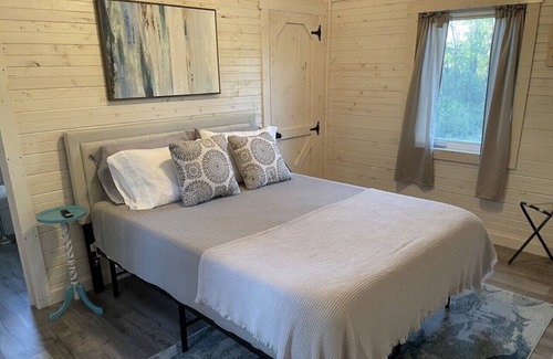 Carrabelle Cottage | “Flipping Flounder” Secluded Cozy Cottage Charm-Near Beach, River, Fishing, Town