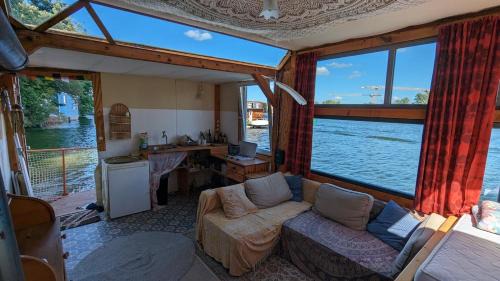 Friedrichshain Boat Rental | Floating Home