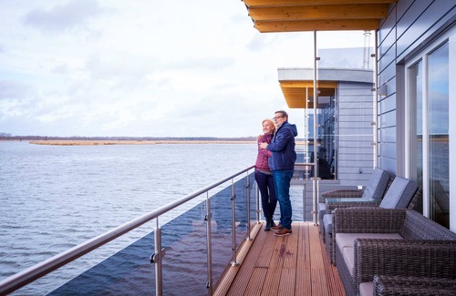 Kroeslin Boat Rental | Floating-house Nr. 5 Freya mit Kamin und Sauna - 02. Floating Houses mit Kamin