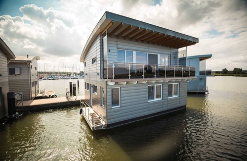 Kroeslin Boat Rental | Floating-house Nr. 5 Freya mit Kamin und Sauna - 02. Floating Houses mit Kamin