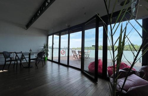 Novi Beograd Bed & Breakfast | Floating Zen House