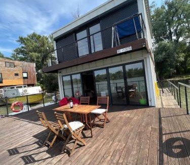 Novi Beograd Bed & Breakfast | Floating Zen House