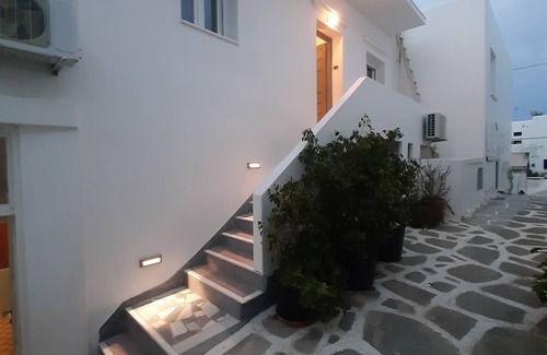 Naousa Apartment | Flora Rooms and Apartments Paros