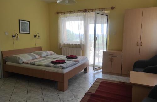 Heviz Apartment | Flora Villa